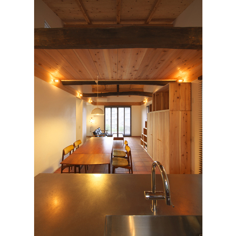 自然素材に囲まれた明るいリビングダイニングキッチン