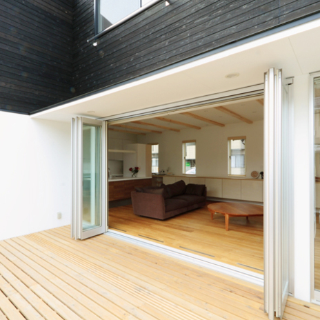 リビング開口いっぱいのデッキテラス