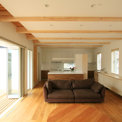 天井高さ2.7Mの居間・食堂・台所一体空間