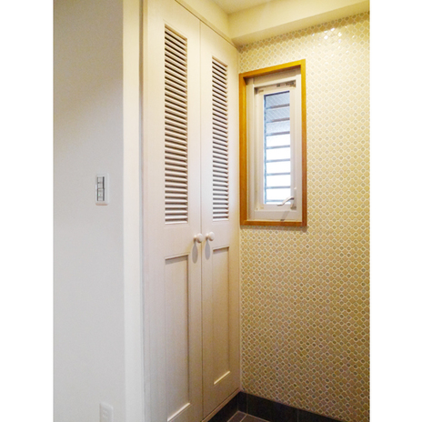 きらめくタイル壁でお出迎え玄関