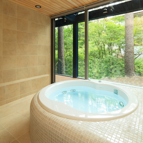 木々の香りに包まれる浴室
