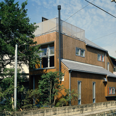 まち並みにとけ込むウッディな外観