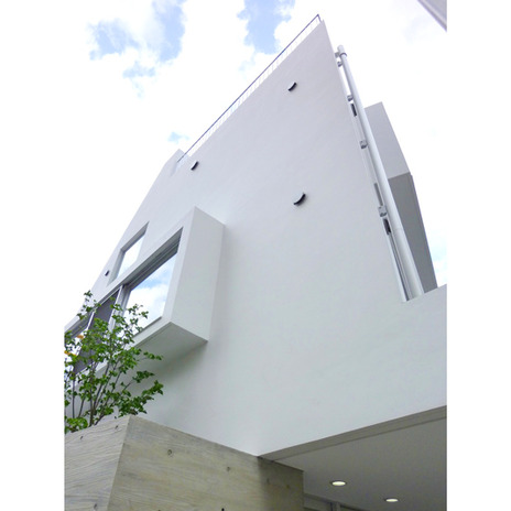 光触媒の塗料によって、真っ白に仕上げた外壁