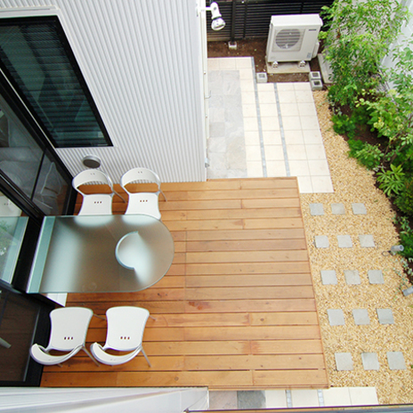 中庭にはガラスのジャイアントテーブルが