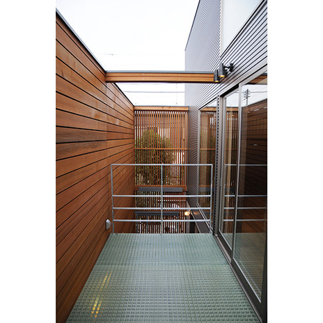 吹き抜けと明るい２Fデッキ