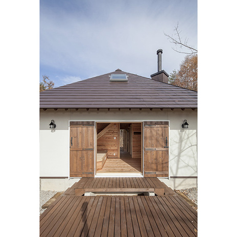 小さな山荘‐鎧戸を開けると、テラスと一体となる