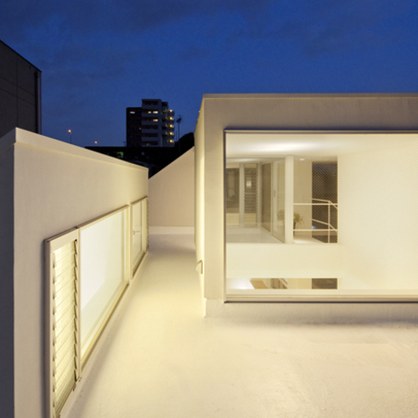 家の灯りで浮かび上がる夜のルーフテラス