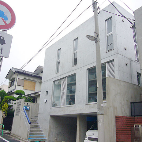 コンクリート打ちっぱなしの印象的な外観