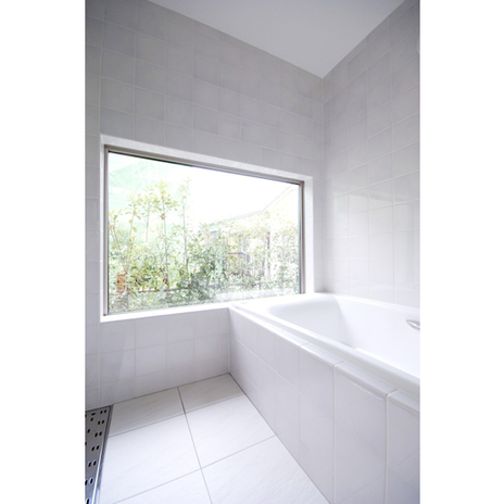 風呂の中から緑が見える