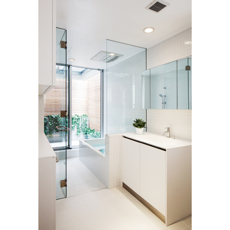 ホワイトでまとめた1階浴室と洗面室