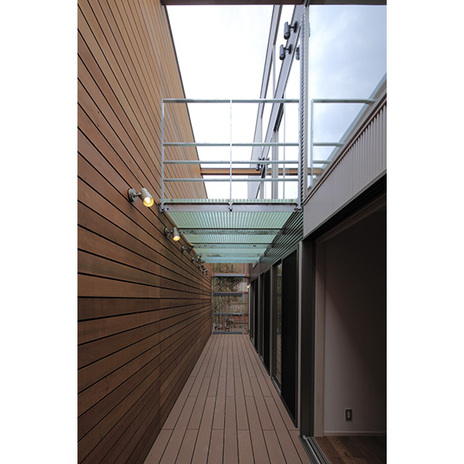 空を見上げる明るいウッドデッキ