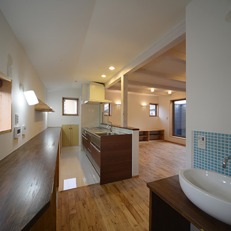 忙しくても平気！小さな洗面とキッチンが同居