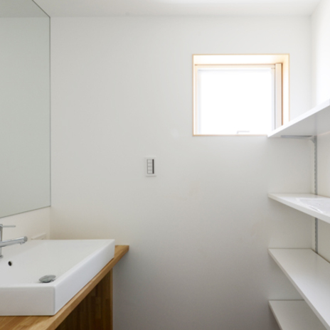 可動式の棚がある洗面スペース