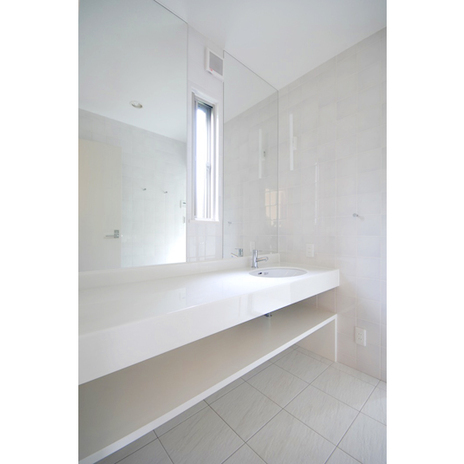 光沢のある白でまとめた洗面室