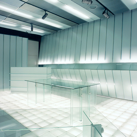 質感が美しいガラスのテーブル