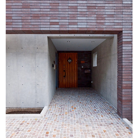 ピンコロ石で表情あるエントランス