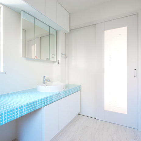 ブルータイルとホワイトで統一したバスルーム