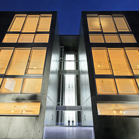 窓明かりがきれいな夜景