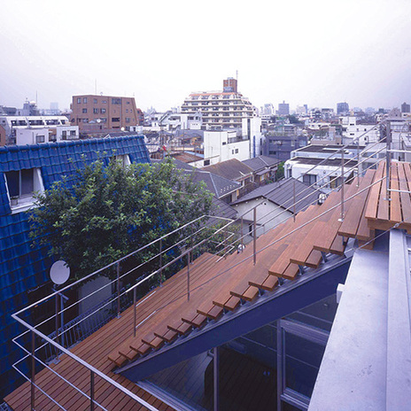 屋根を昇る開放的なウッドデッキ