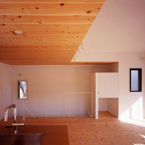 天井に高低差と仕上げを変え、変化をつけたリノベーション