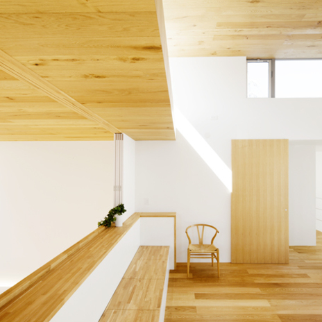 壁沿いに延びる広々ベンチ