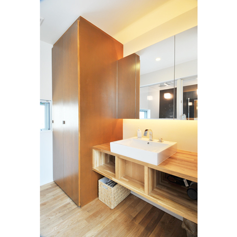 木の素材が温かい洗面スペース
