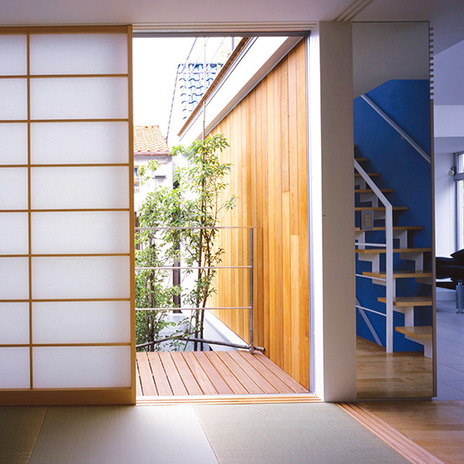 畳スペースからみる木製外壁