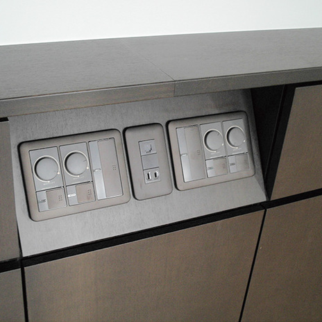 造作家具に合わせたスイッチ