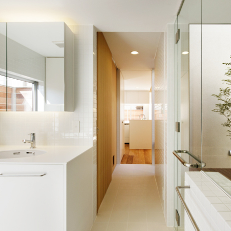 中庭から季節の移り変わりを感じる1階の浴室洗面室