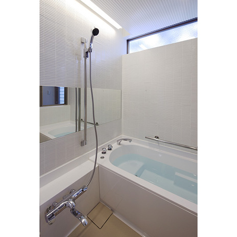 窓からの光を感じる明るく心地よいバスルーム