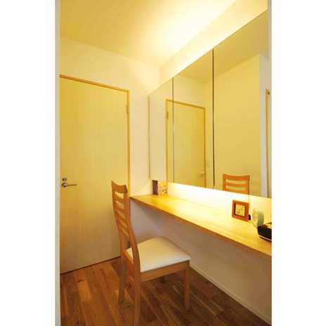 間接照明の灯りがもれるドレッサーカウンター