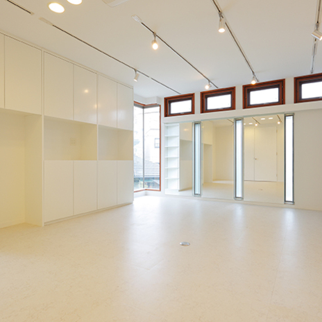 建具の赤色がインテリアのアクセント