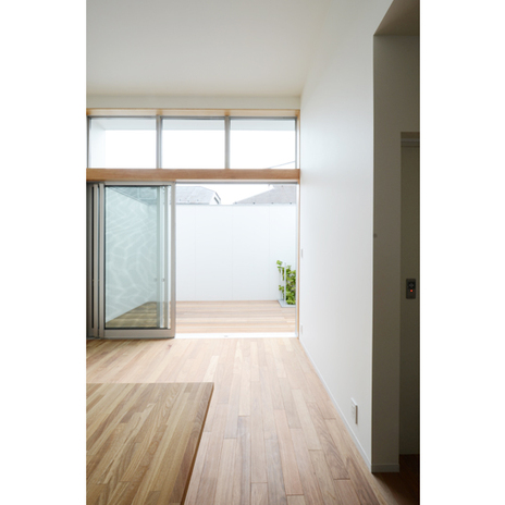 天井まで続く窓から中庭をのぞむ