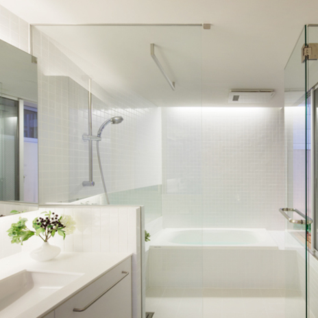 ホワイトでまとめられた1階浴室