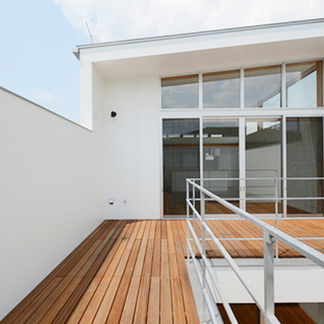 L字型のウッドデッキ