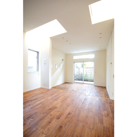 天井からの採光を取り入れたリビング