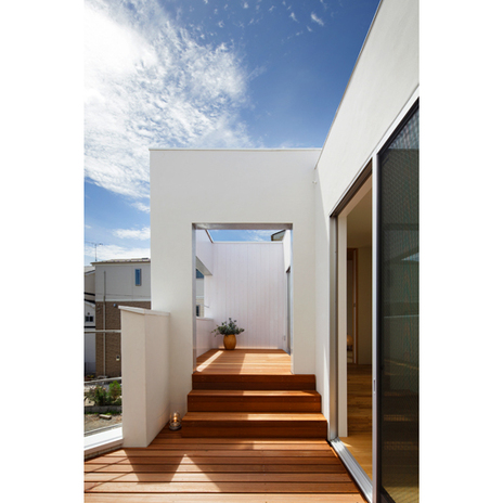 中央に階段を配置した2階ウッドテラス