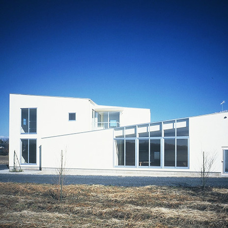 青空に似合う白い外壁