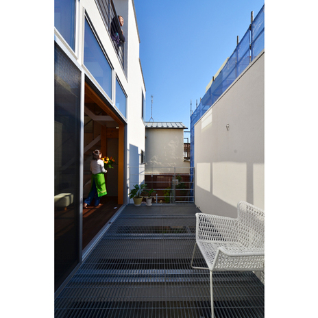 グレーチング床がモダンなコート