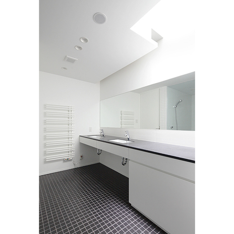 黒をアクセントにした水周りスペース