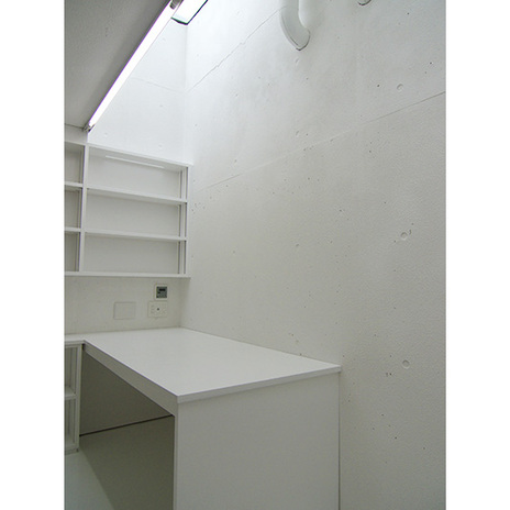 多目的に使える真っ白な作業台と収納