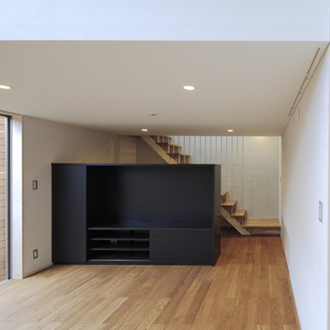 白い壁に映える黒い収納家具