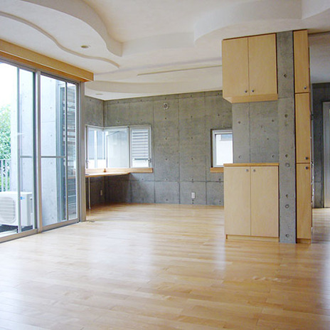 流れるようなデザインの天井