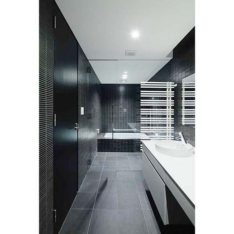 黒を基調とした浴室は落ち着ける空間に