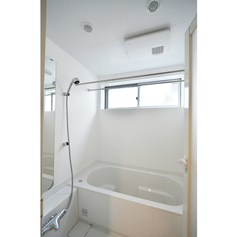 ホワイトで統一した清潔感あふれるバスルーム