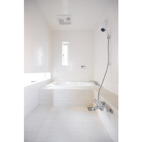 ホワイトで統一した清潔感あふれるバスルーム