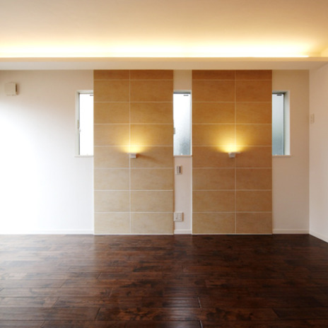 窓の手前に配置した壁と間接照明