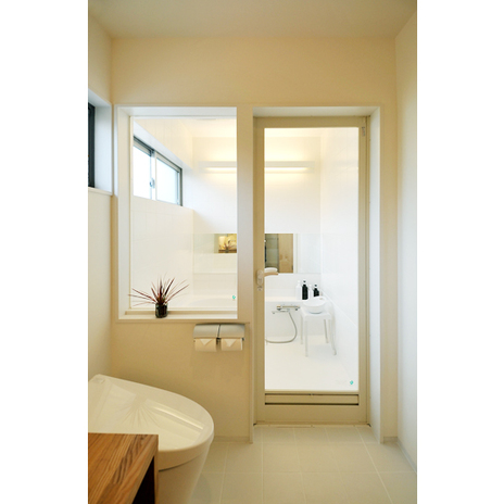 空間をふさがない開放的な浴室