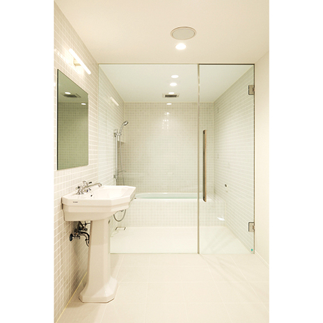 白を基調とした清潔感溢れる浴室