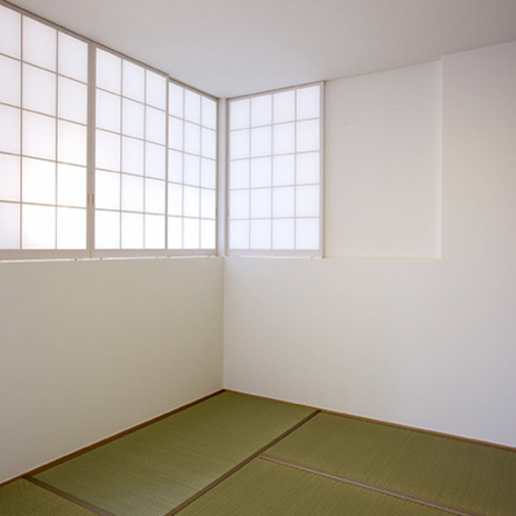 障子を介して柔らかな光を採り入れた畳部屋